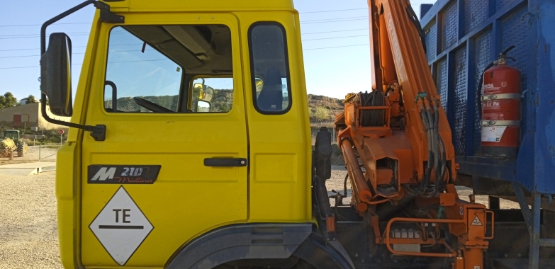 CAMION RENAULT BASCULANTE CON PLUMA