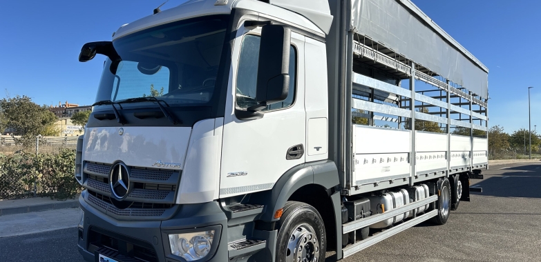 CAMIÓN MERCEDES FRUTERO CON CAJA Y LATERALES ALUMINIO 2015
