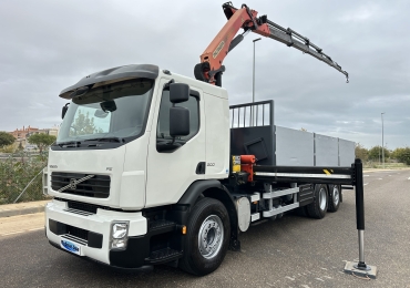 VOLVO CAJA FIJA CON GRÚA PK 7 PROLONGAS Y RADIÓ MANDO
