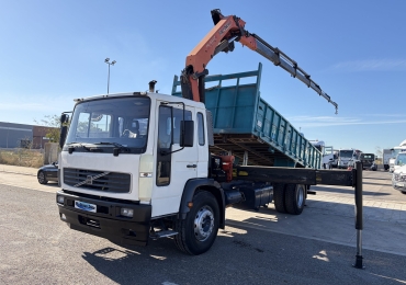 CAMIÓN VOLVO FL220 AÑO 2004 BASCULANTE Y GRUA 6 PROLONGAS