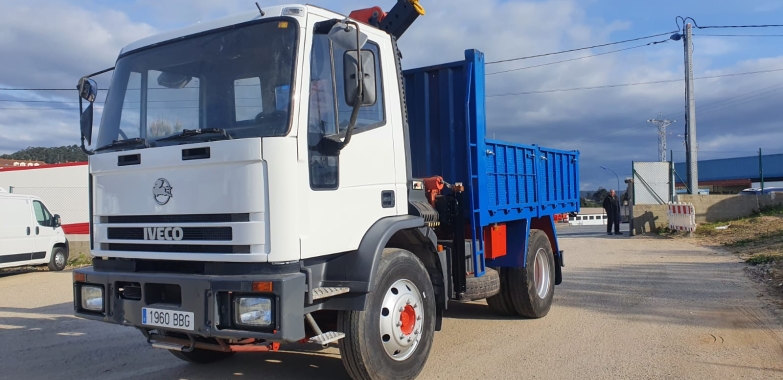 CAMION RIGIDO DOS EJES CON GRUA BASCULANTE IVECO