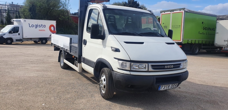 CAMION RIGIDO DOS EJES 3500 CON GRUA IVECO